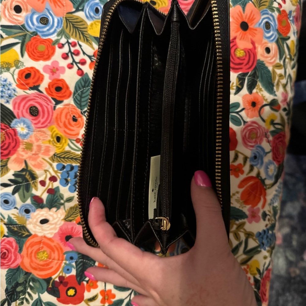 Kate Spade Daisy Wallet - Picture 4 of 5